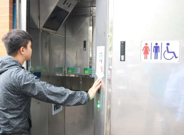 Cửa nhà vệ sinh công cộng tự động