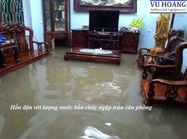 Hỗn độn trong cảnh nước ngập tràn vào nhà