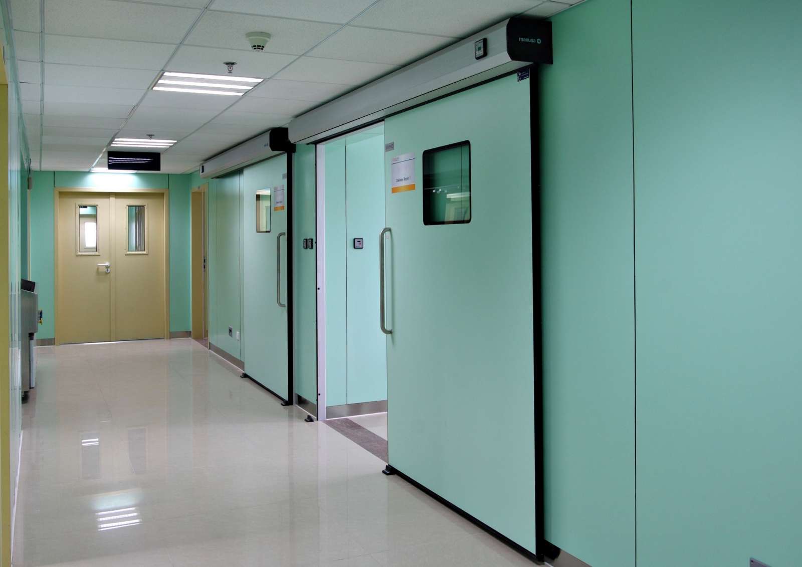 Tại sao bệnh viện cần lắp đặt cửa tự động