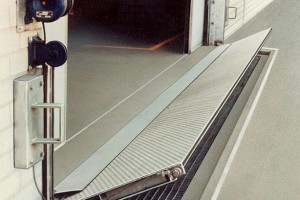Cách làm cửa chống ngập nước đúng chuẩn Châu Âu