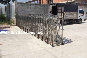 cổng xếp Inox kéo tay