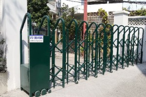 Cổng xếp sắt sơn tĩnh điện