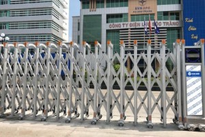 Cổng xếp tự động hàng rào bảo vệ chắc chắn