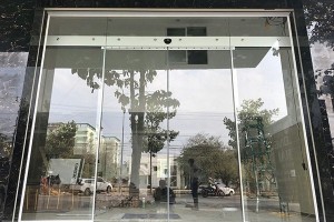 Cửa kính lùa tự động - Nhật Bản