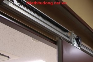 Cửa trượt bán tự động Nhật Bản