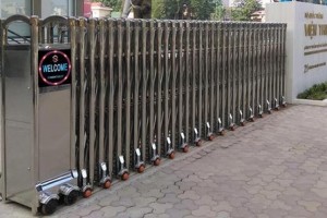 Lắp đặt cổng xếp inox chạy điện chất lượng cao