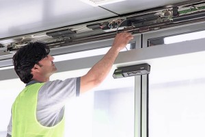 Quy Trình Bảo Dưỡng Cửa Kính Tự Động Định Kỳ Cho Shop Quần Áo TP.HCM