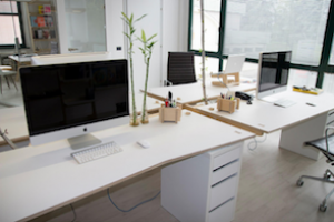 Thiết kế không gian văn phòng nhỏ đẹp nhờ kết hợp với cửa kính tự động